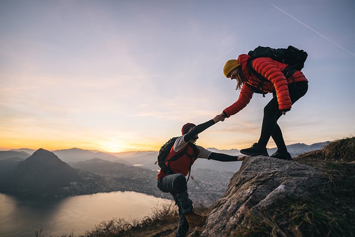 2 mensen op de top van een berg