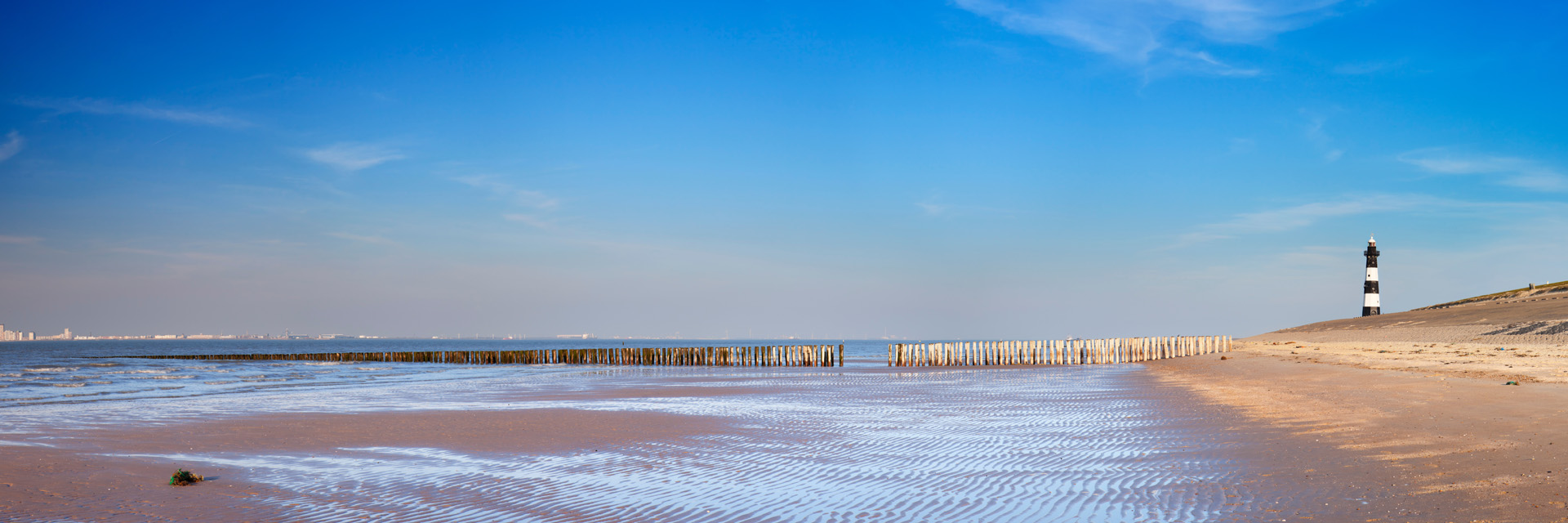 Dagje uit Zeeland vuurtoren aan het strand