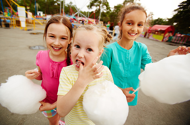 kinderen die een suikerspin eten in Drouwenerzand