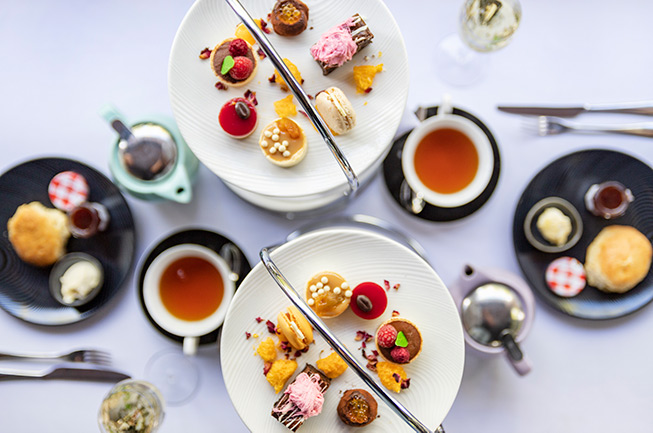 genieten van lekkere hapjes tijdens een high tea