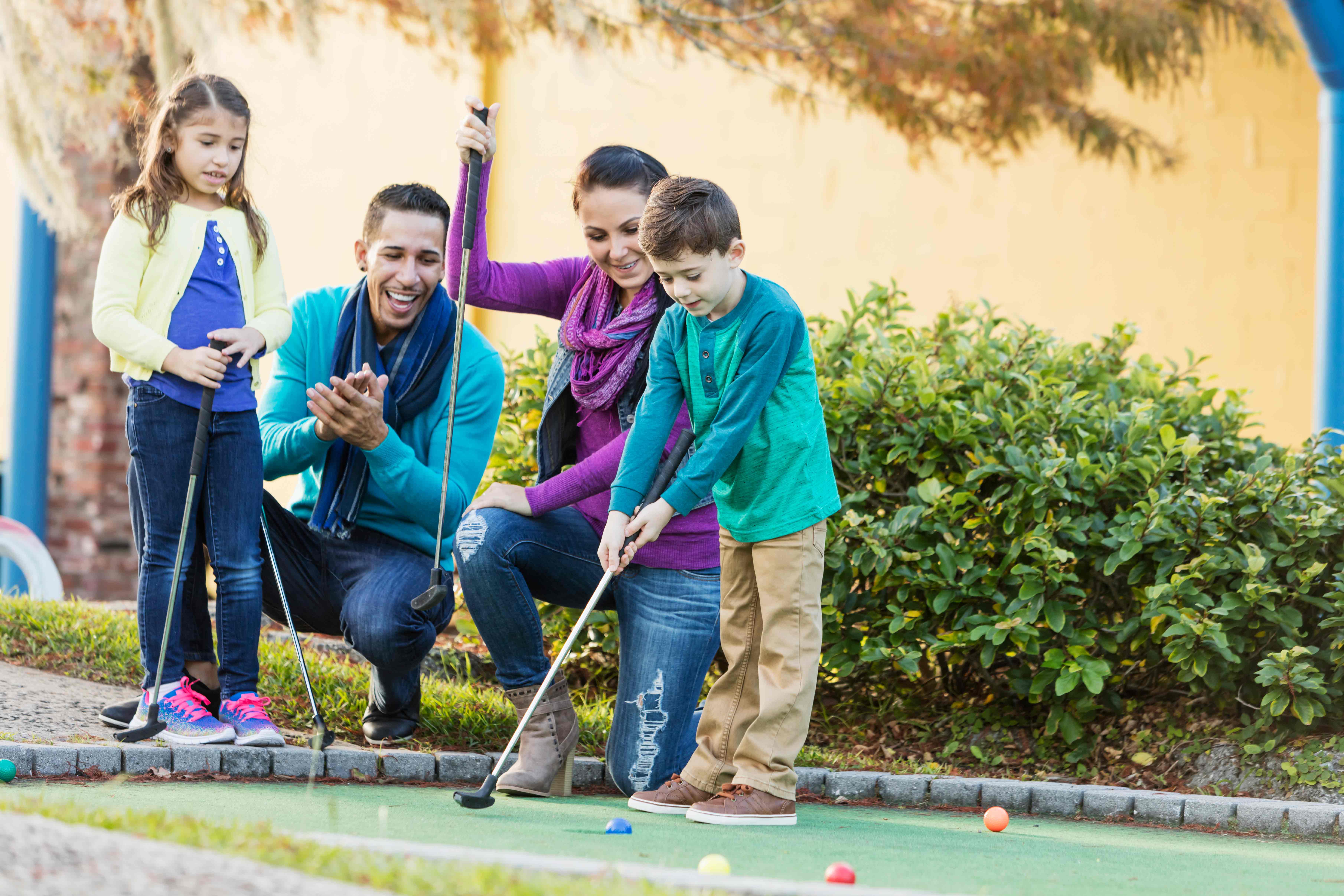 Familie die minigolf speelt