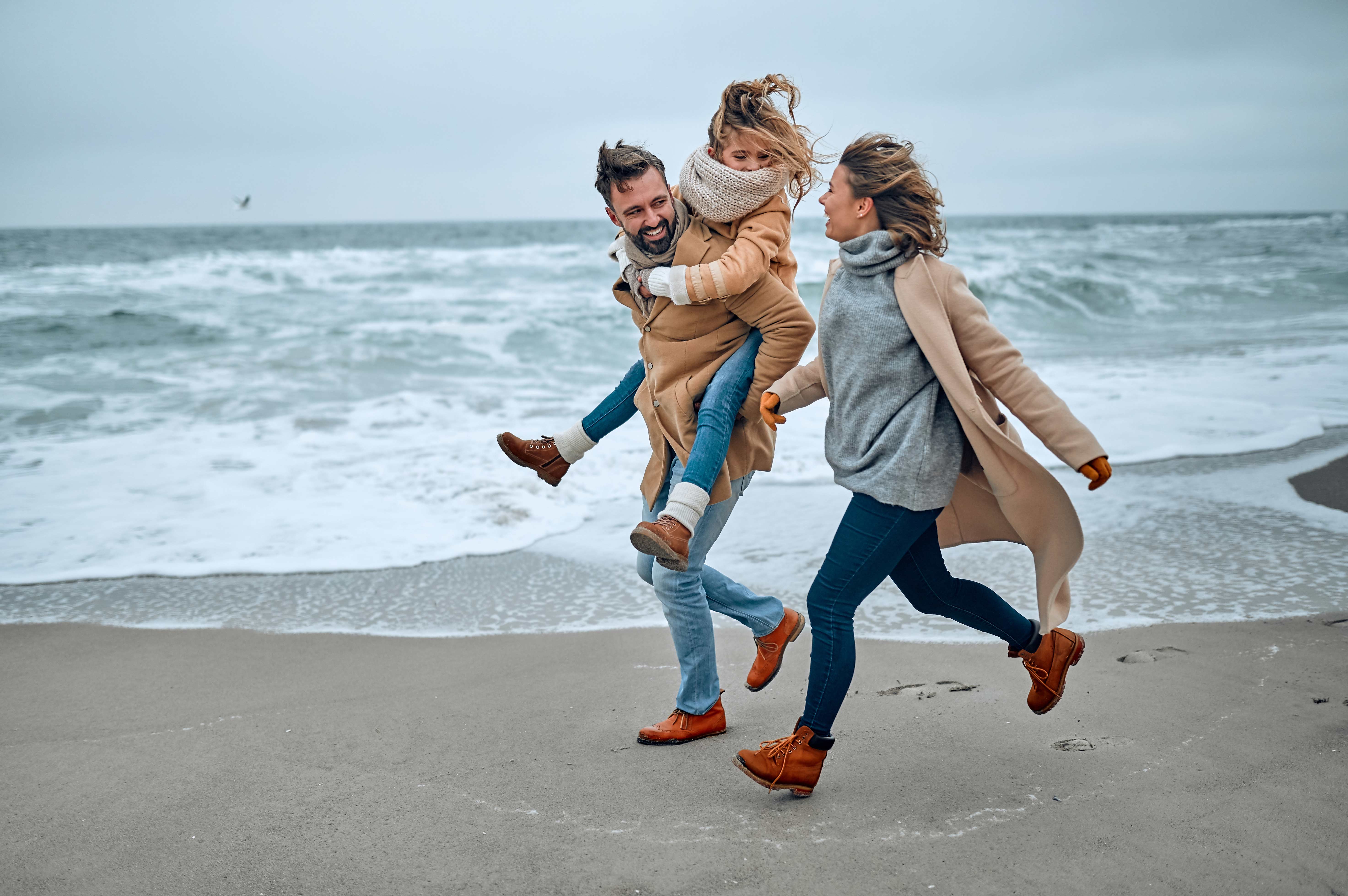 Gezin aan het uitwaaien op het strand