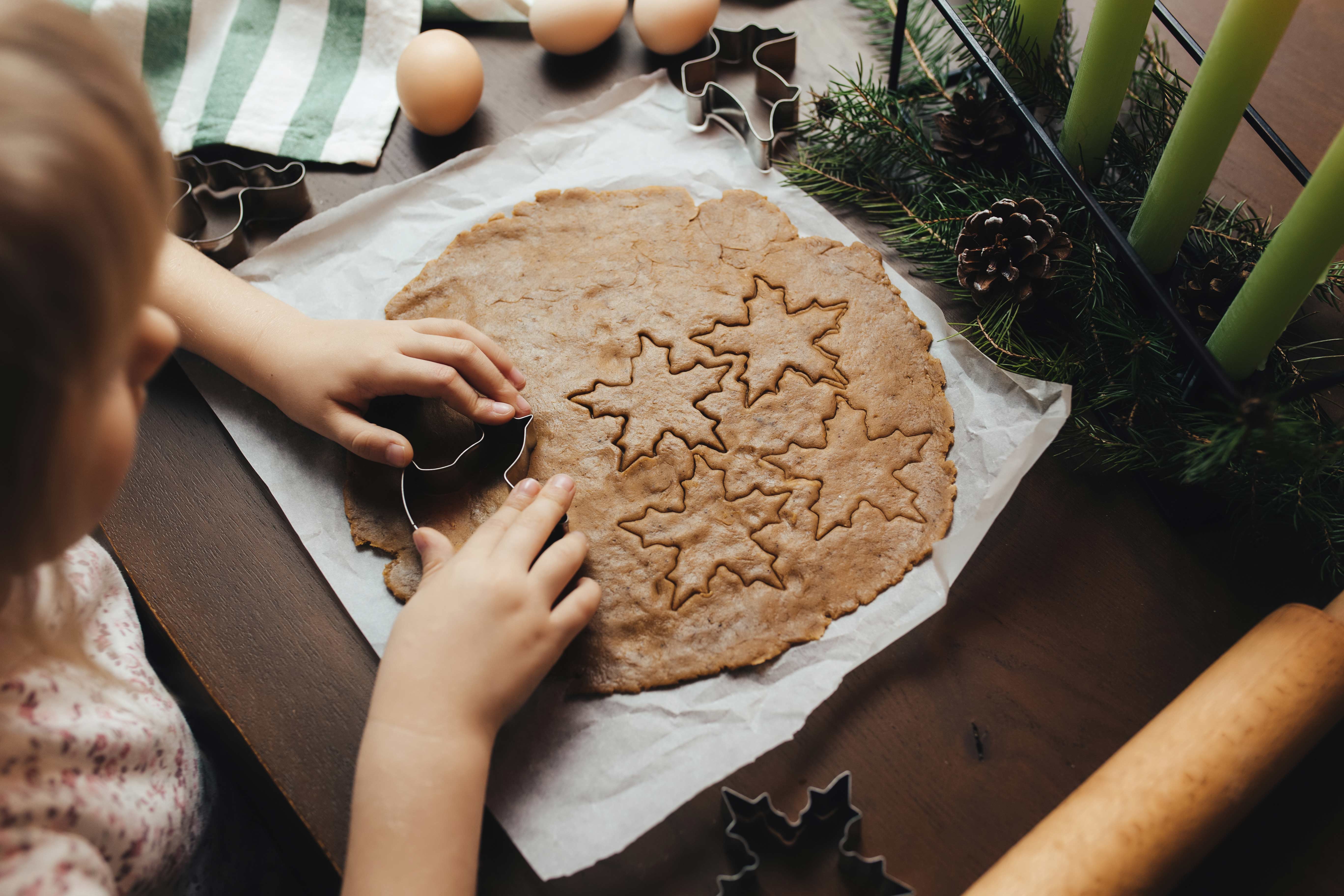 Koekjes bakken in de vorm van sterren