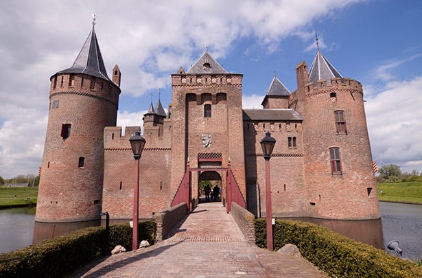 het Muiderslot van buitenaf