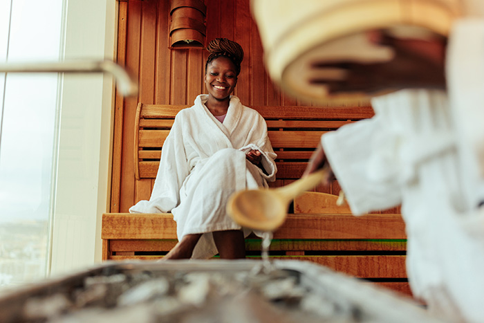 lachende zwarte vrouw in de sauna