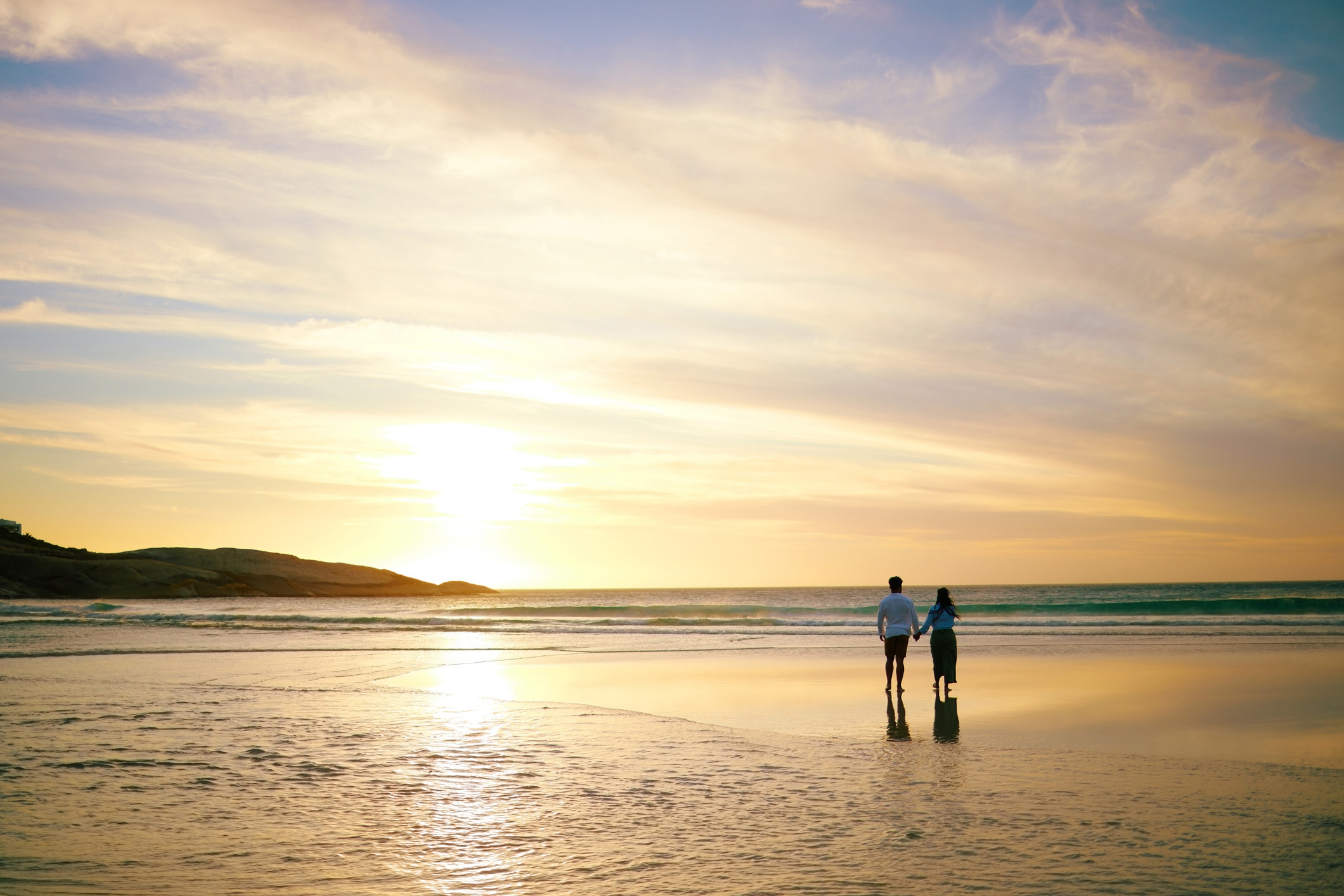 romantisch wandelend stel op het strand