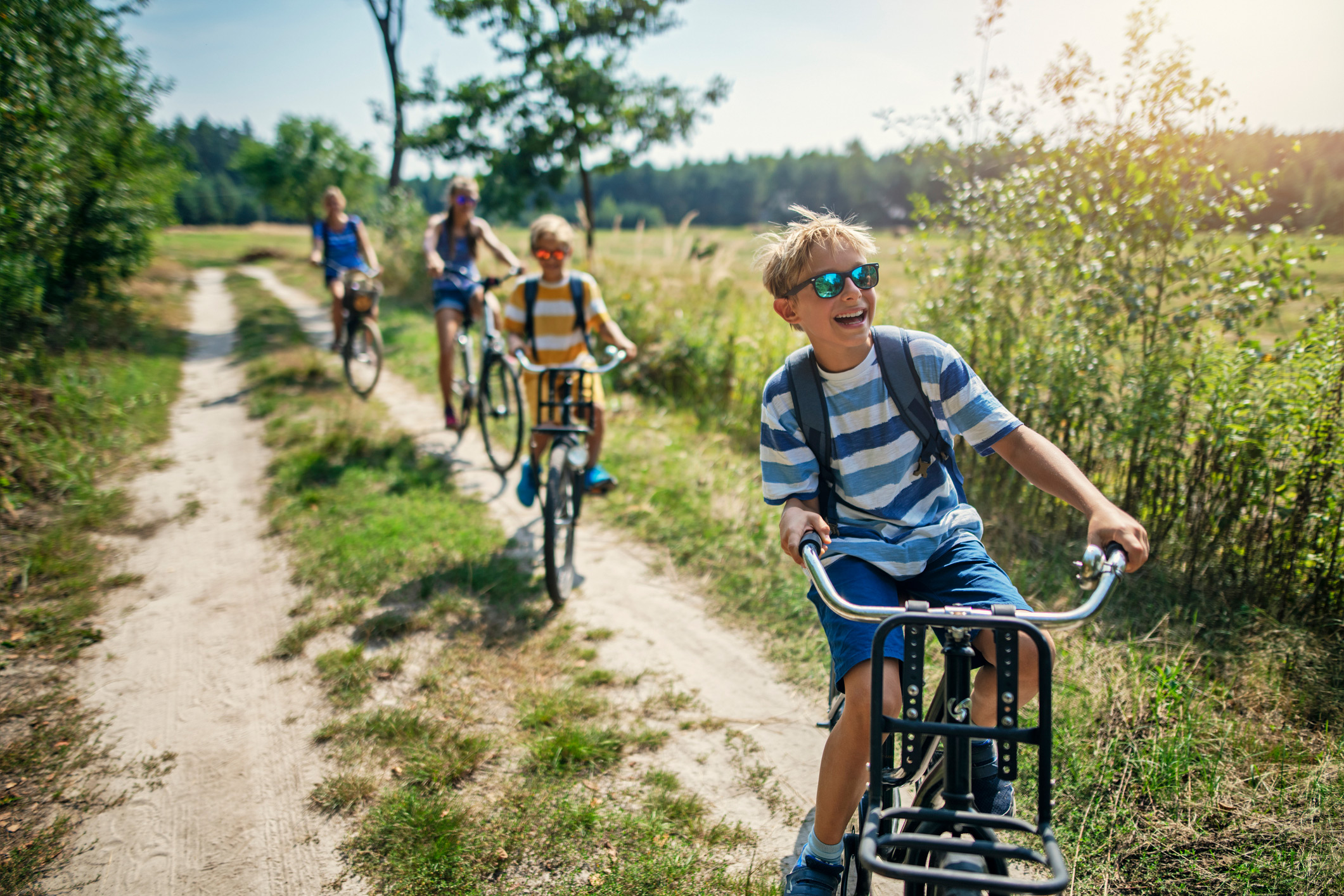 Familie op de fiets tijdens vakantie 