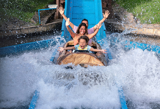 gezin in wildwaterbaan in Avonturenpark Hellendoorn