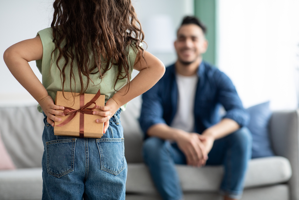 Meisje geeft cadeautje aan vader