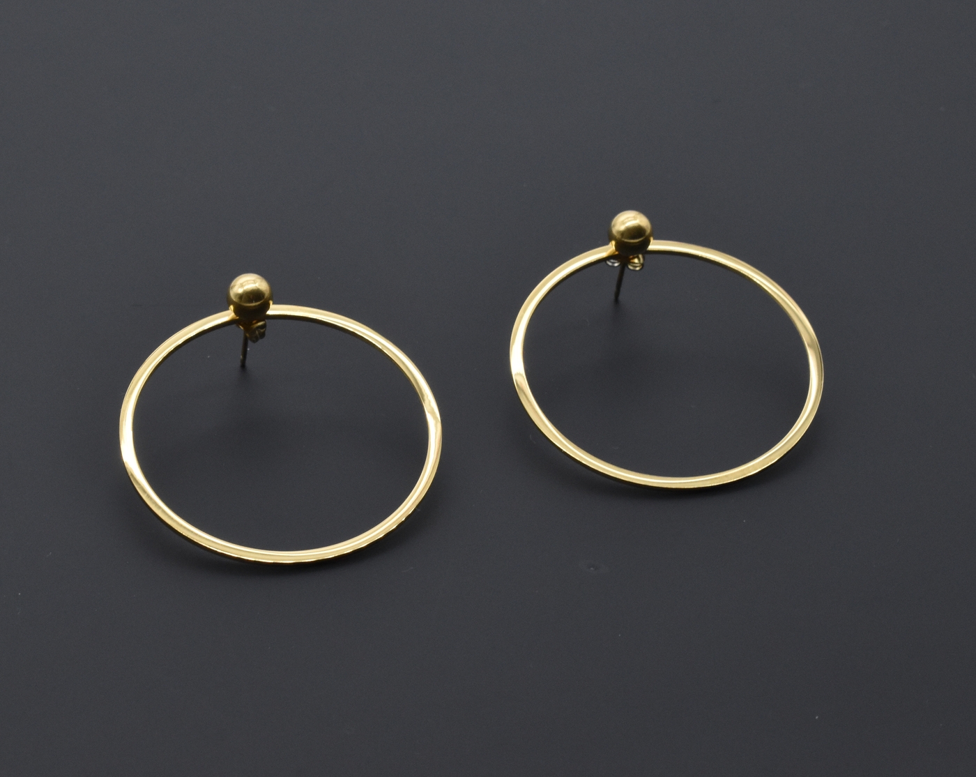 Gouden hoop oorringen van Sophie Siero met gouden kraal