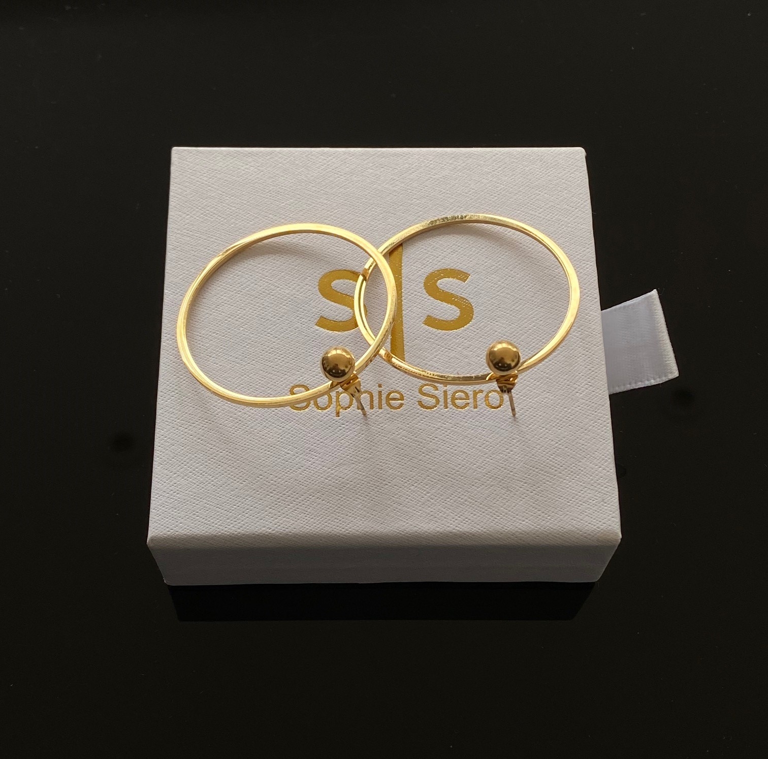 Gouden hoop oorringen van Sophie Siero met gouden kraal