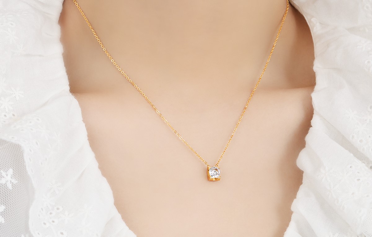 Collier de luxe avec pierre en pendentif