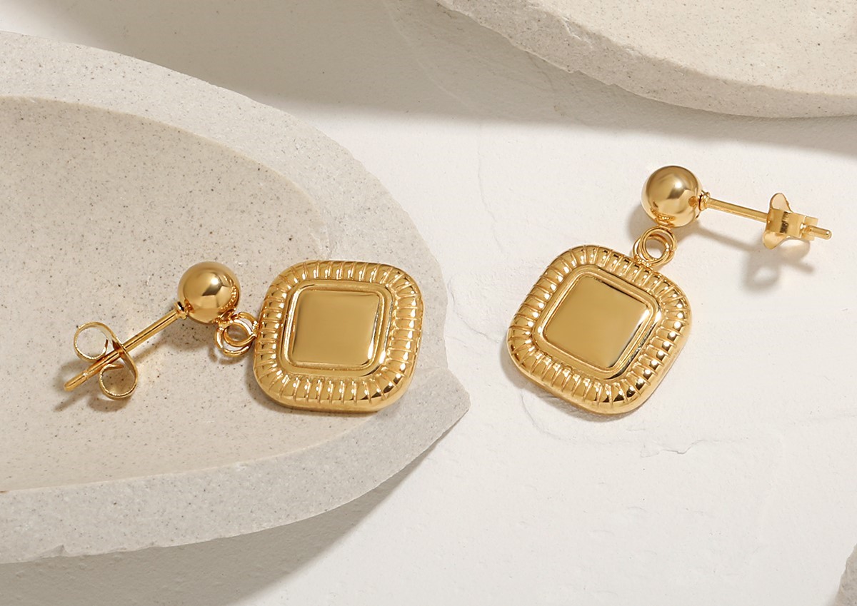 Chique goudkleurige oorbellen met elegant design