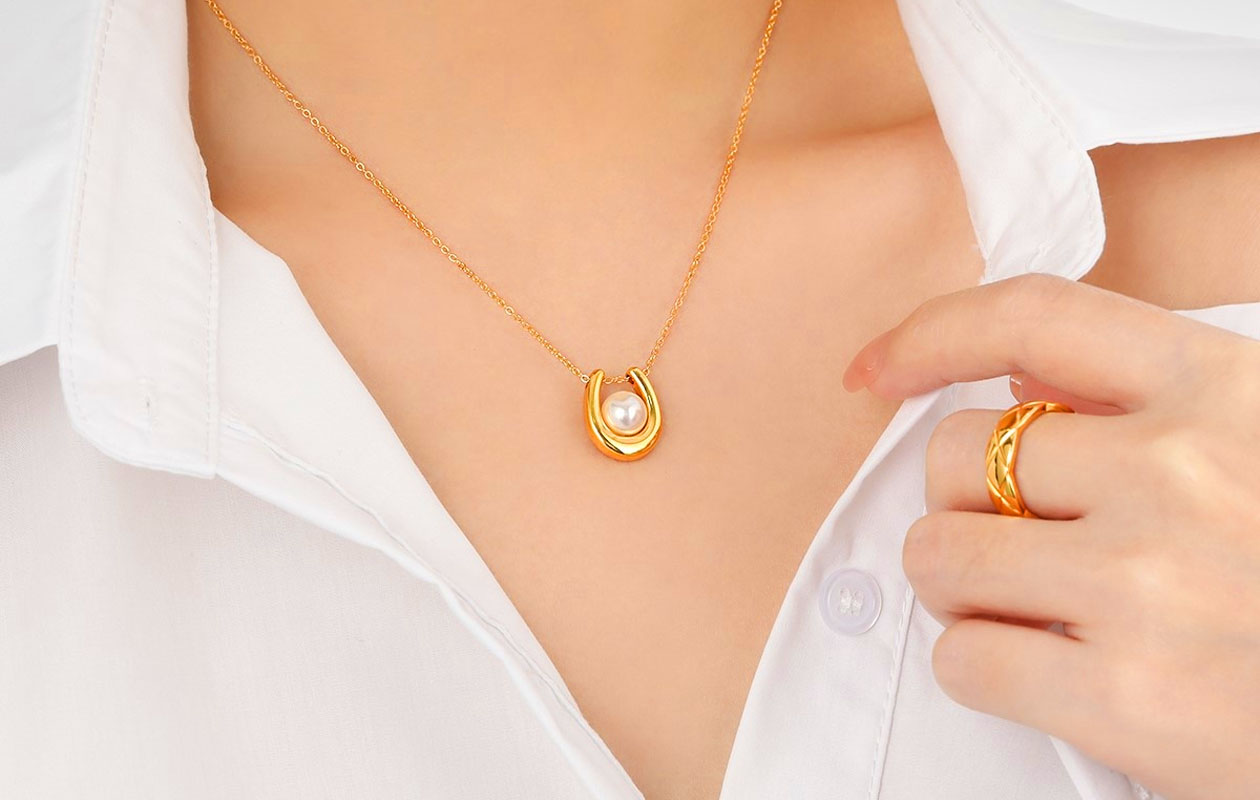 Ketting met goudkleurige glasparel