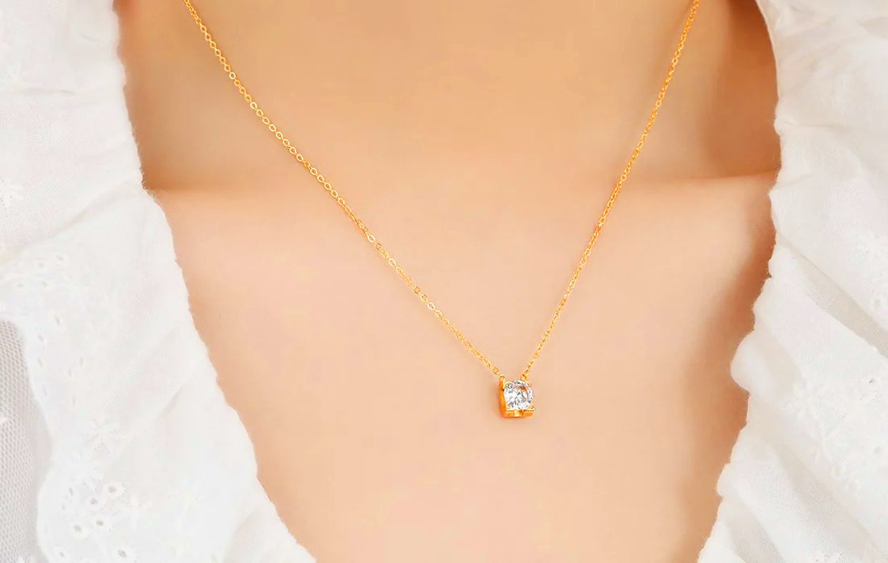 Collier de luxe avec pierre en pendentif