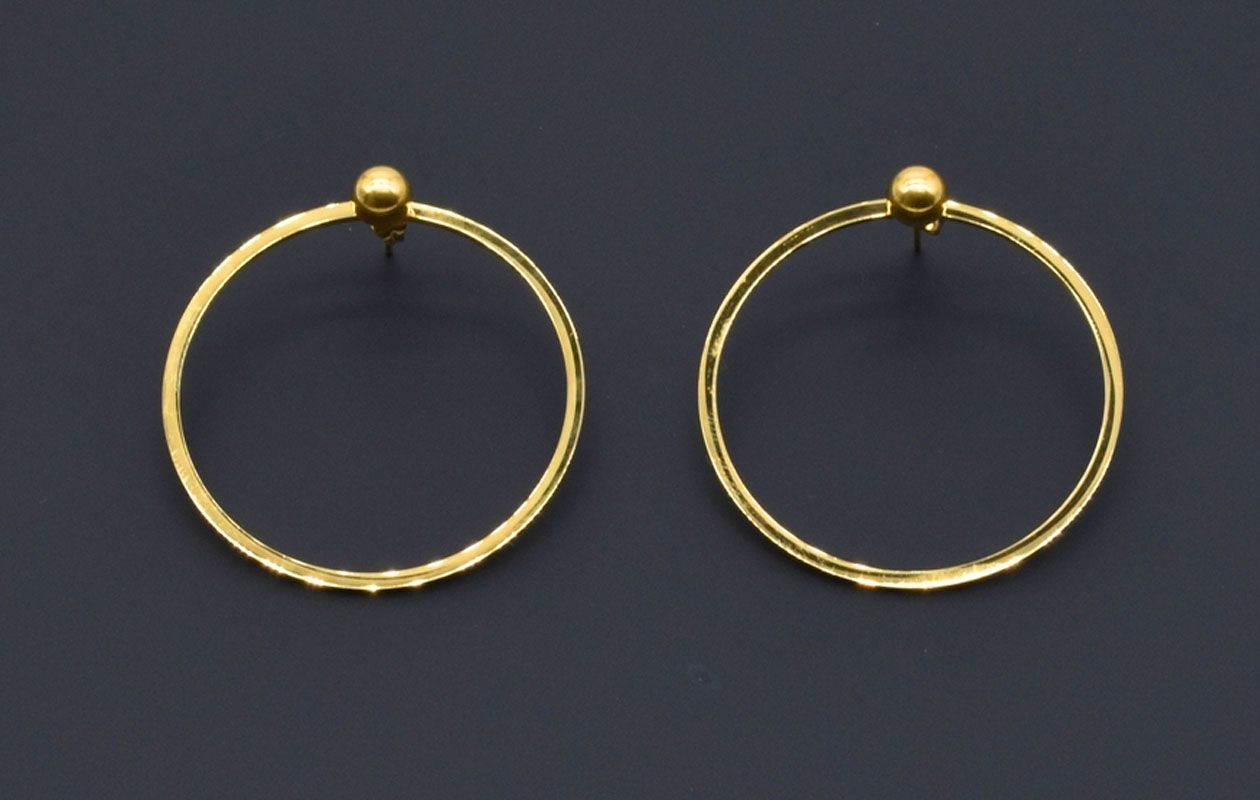 Gouden hoop oorringen van Sophie Siero met gouden kraal