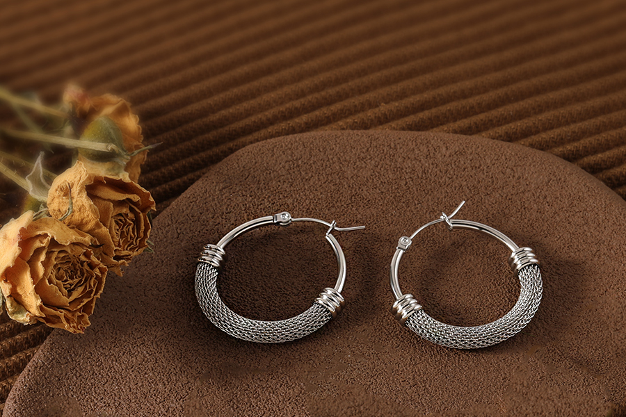 Zilverkleurige creolen met verfijnde meshstructuur